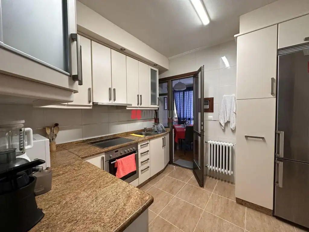 Cocina de Piso en venta en Ourense Capital  con Calefacción, Trastero y Balcón