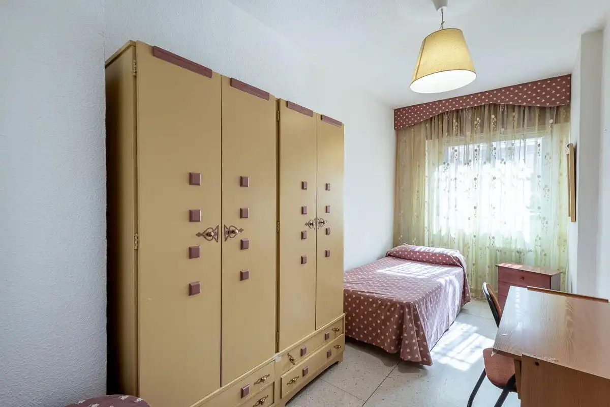 Habitación de Planta baja en venta en Granada con Amueblado