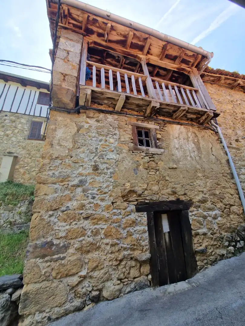 Vista exterior de Casa adosada en venta en Vega de Liébana con Terraza, Trastero y Balcón