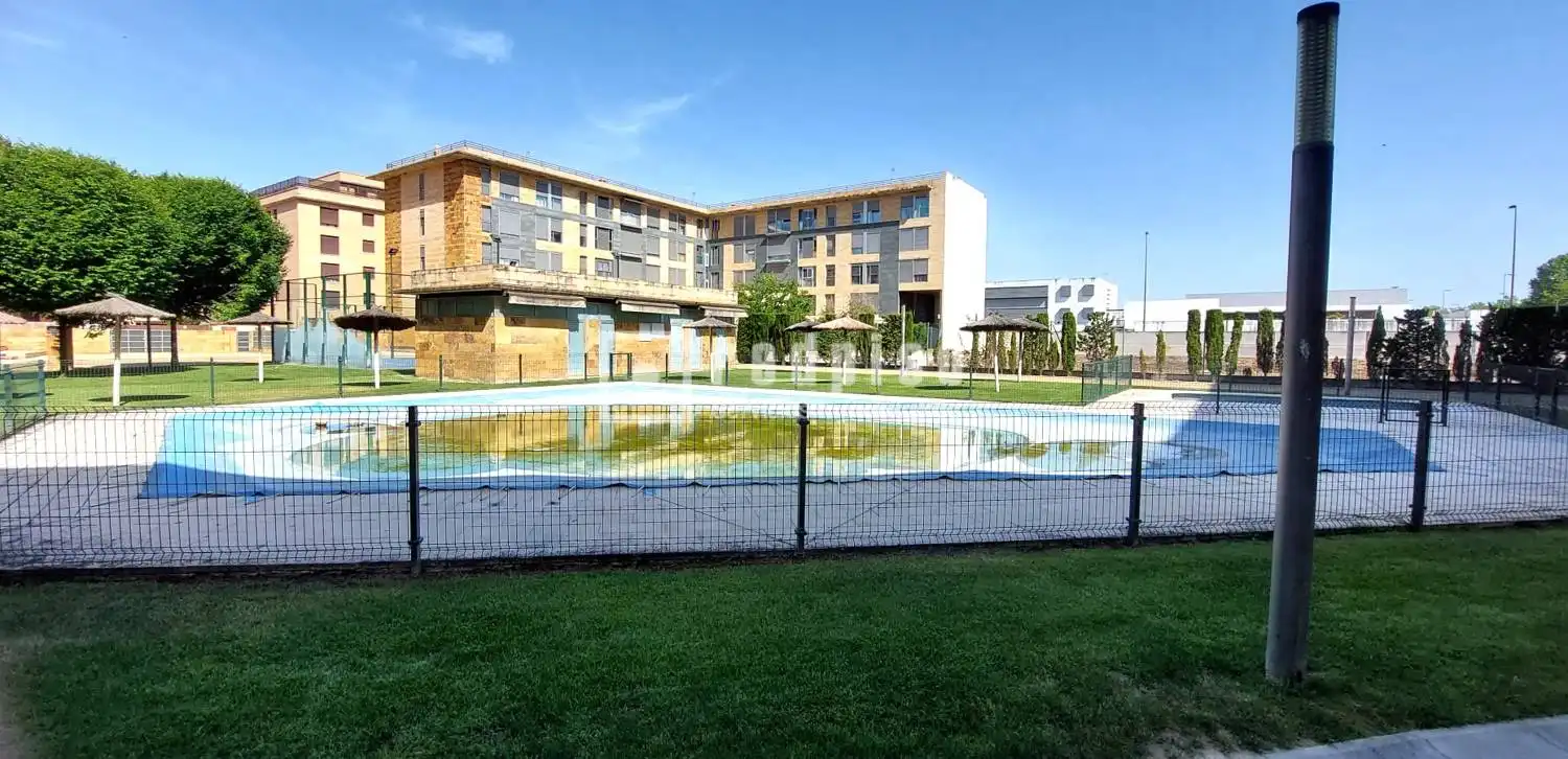 Piscina de Piso en venta en Talavera de la Reina con Aire acondicionado, Calefacción y Jardín privado