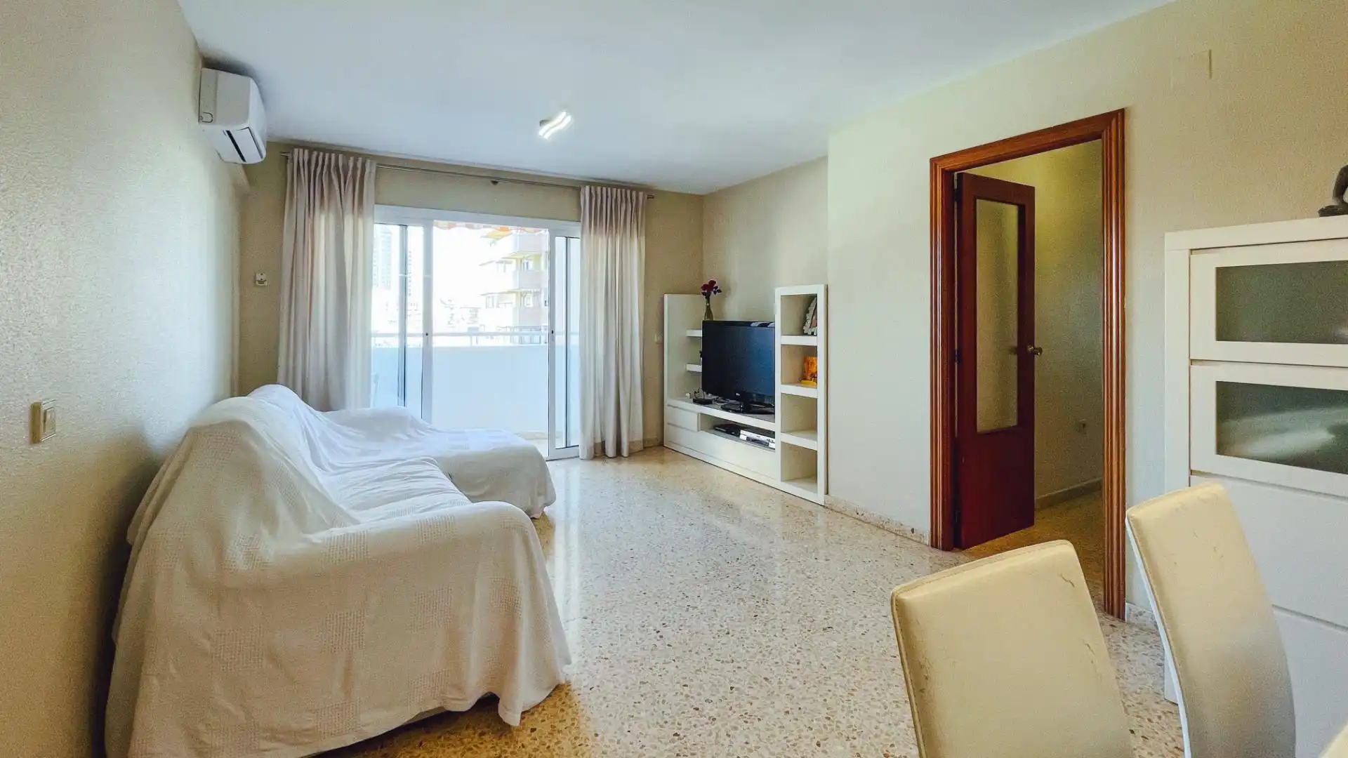 Sala d'estar de Pis en venda en Benidorm amb Aire condicionat, Jardí privat i Terrassa