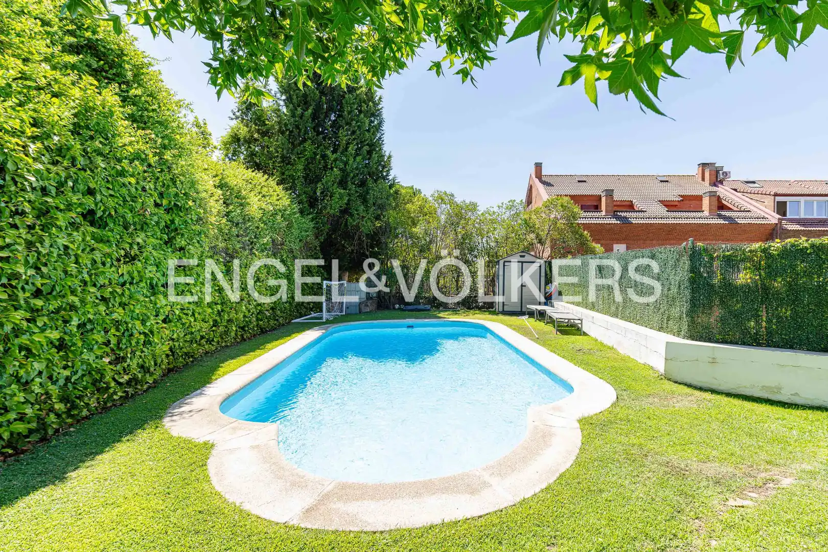 Piscina de Casa adosada en venta en Madrid con Aire acondicionado, Calefacción y Jardín privado