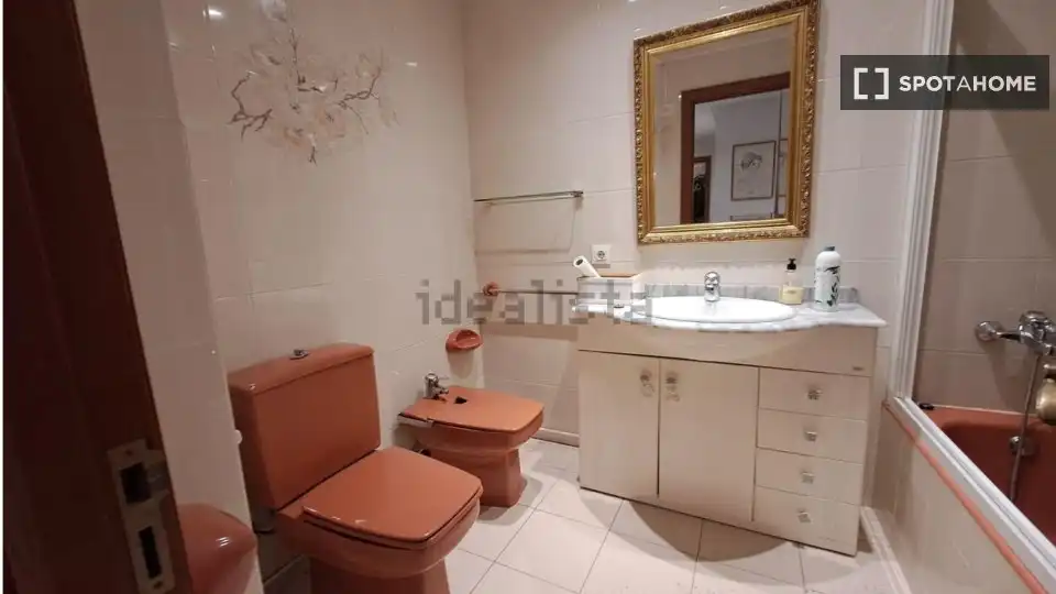 Bathroom of Flat for share in  Palma de Mallorca  with Air Conditioner, Terrace and Furnished