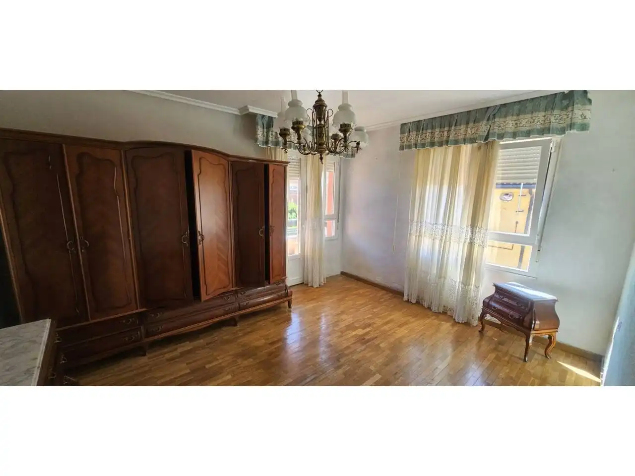 Habitación de Casa adosada en venta en Sariegos con Calefacción, Parquet y Terraza
