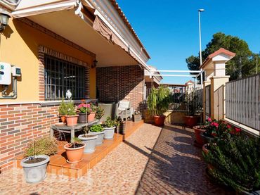 House with pool for sale in CL LOS PALACIOS CORRENTIAS .