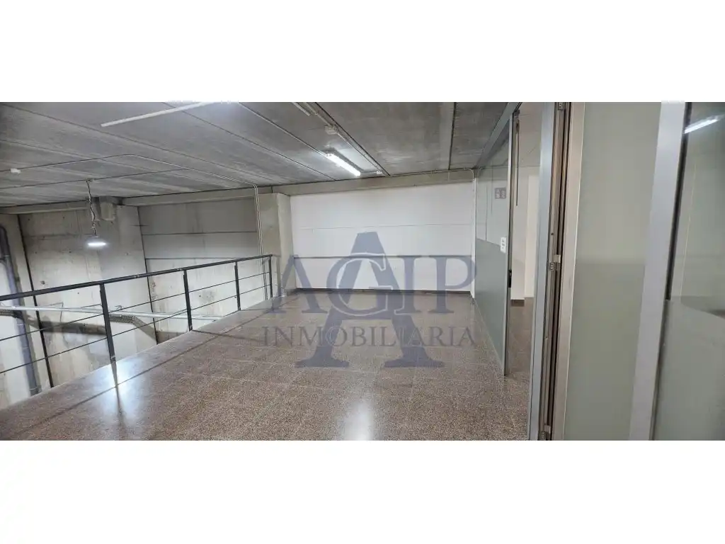 Fabrikhallen zur Miete in Badalona