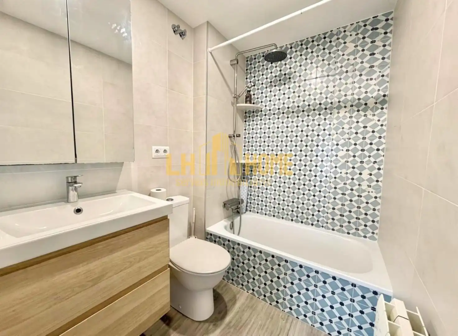 Bathroom of Flat for sale in L'Hospitalet de Llobregat  with Air Conditioner, Heating and Parquet flooring