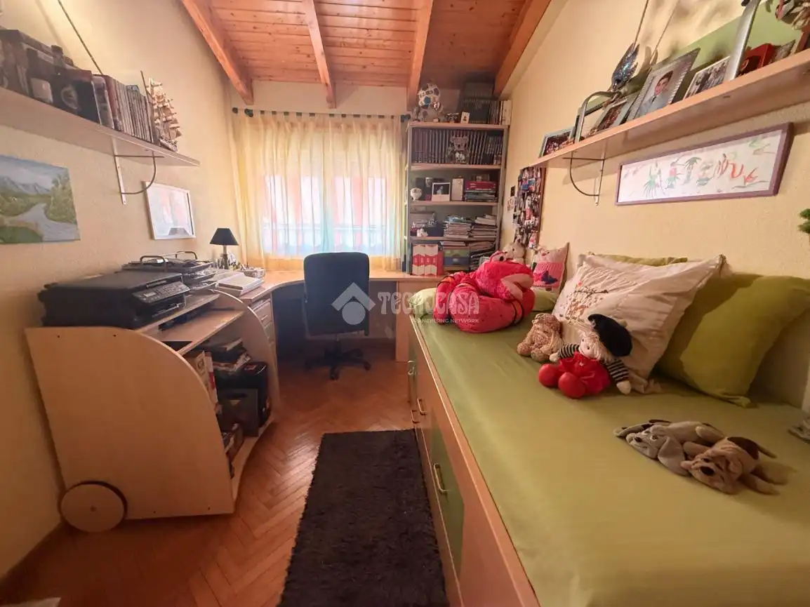 Schlafzimmer von Einfamilien-Reihenhaus zum Verkauf in Torrejón del Rey mit Klimaanlage, Heizung und Privatgarten