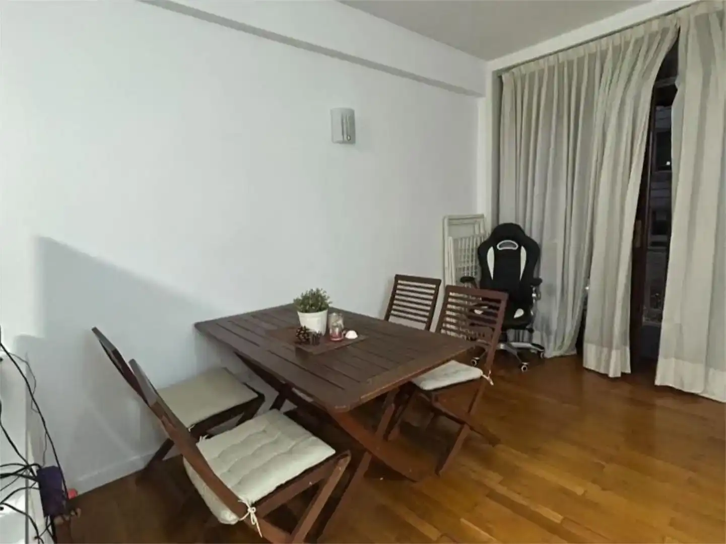 Menjador de Apartament per a compartir en Barcelona amb Parquet, Moblat i Balcó