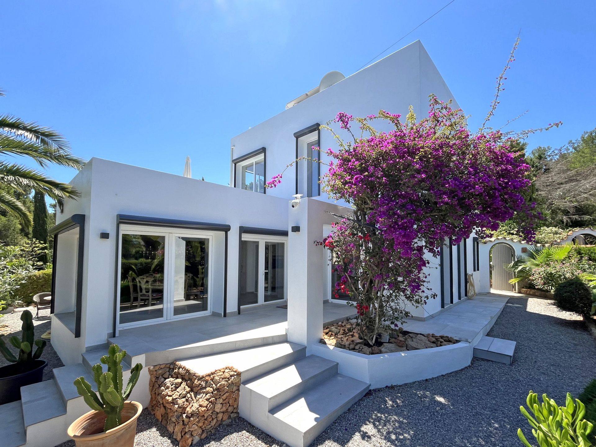 Vista exterior de Casa o xalet en venda en Santa Eulària des Riu amb Aire condicionat, Jardí privat i Balcó