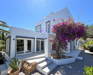 Vista exterior de Casa o xalet en venda en Santa Eulària des Riu amb Aire condicionat, Jardí privat i Balcó