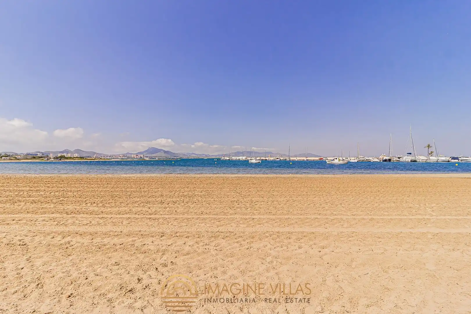 Vista exterior de Apartamento en venta en La Manga del Mar Menor con Amueblado y Piscina comunitaria