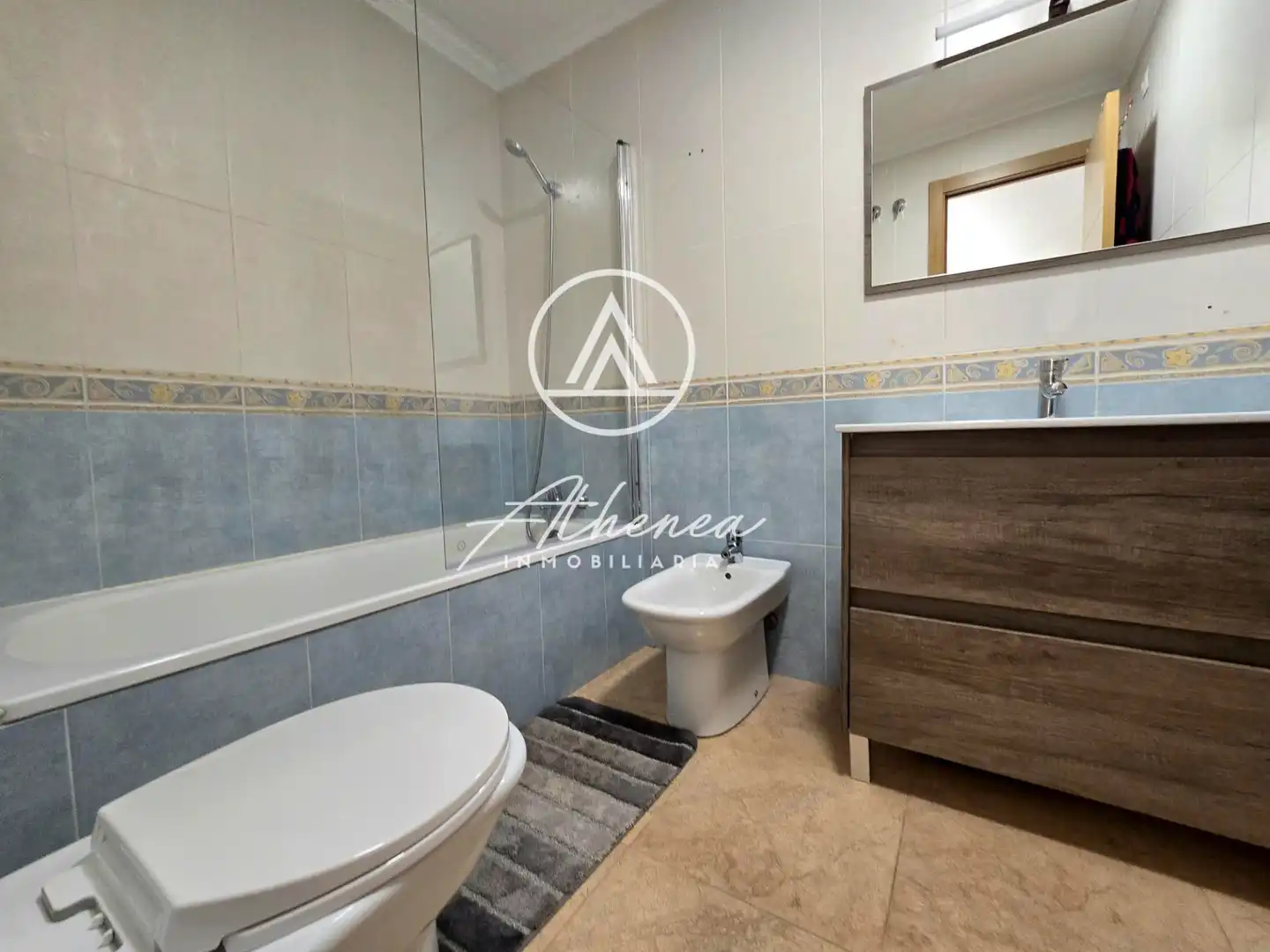 Baño de Piso en venta en Roquetas de Mar con Amueblado, Horno y Microondas