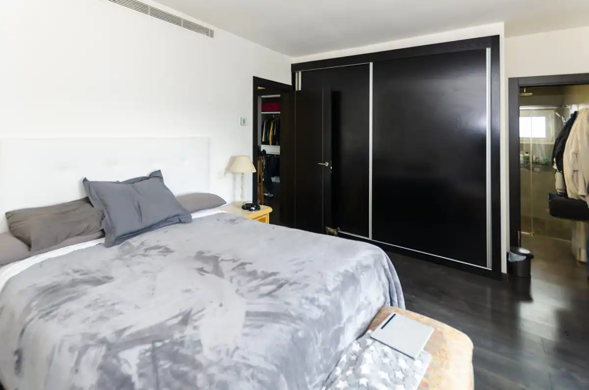 Schlafzimmer von Dachboden zum Verkauf in Marbella mit Klimaanlage, Terrasse und Möbliert