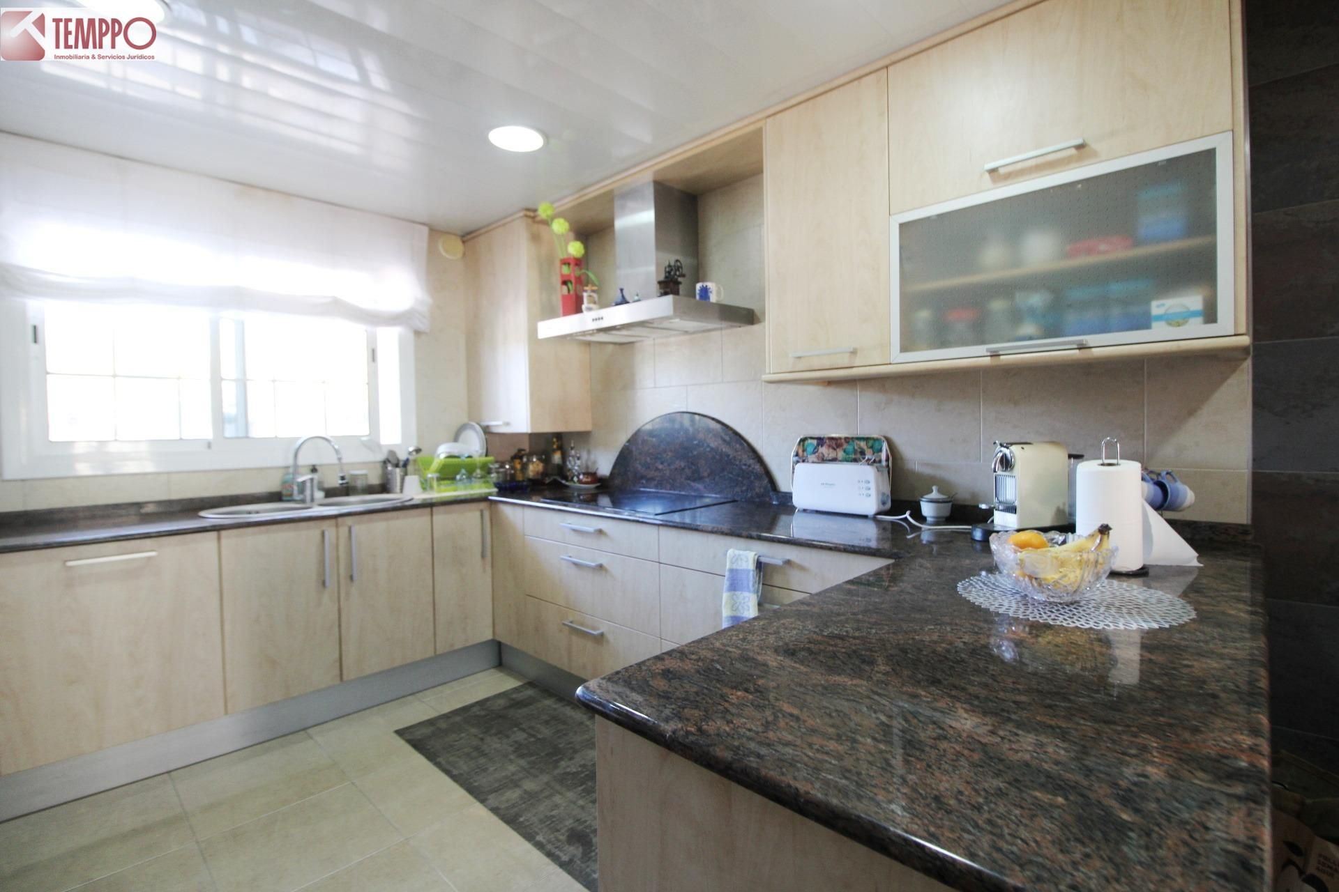 Cuina de Casa adosada en venda en El Vendrell amb Calefacció, Terrassa i Balcó