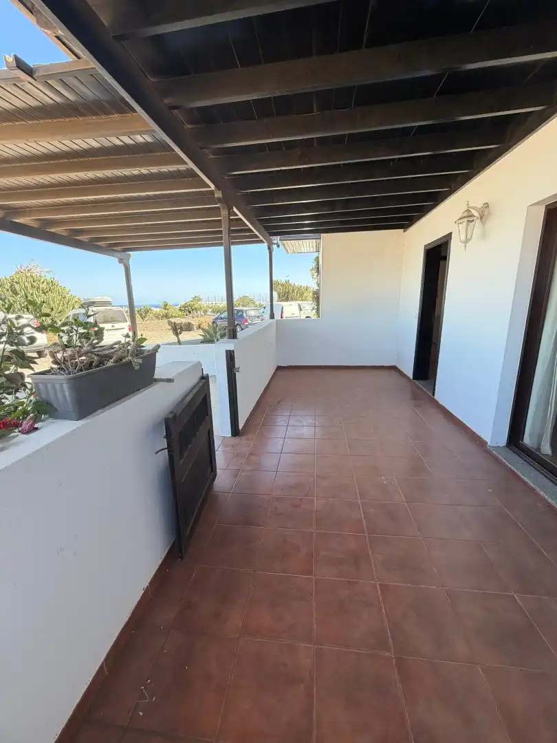 Casa aparellada amb terrassa en venda a Costa Teguise, imagen 2