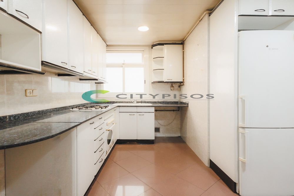 Cuina de Pis en venda en  Barcelona Capital amb Parquet i Forn