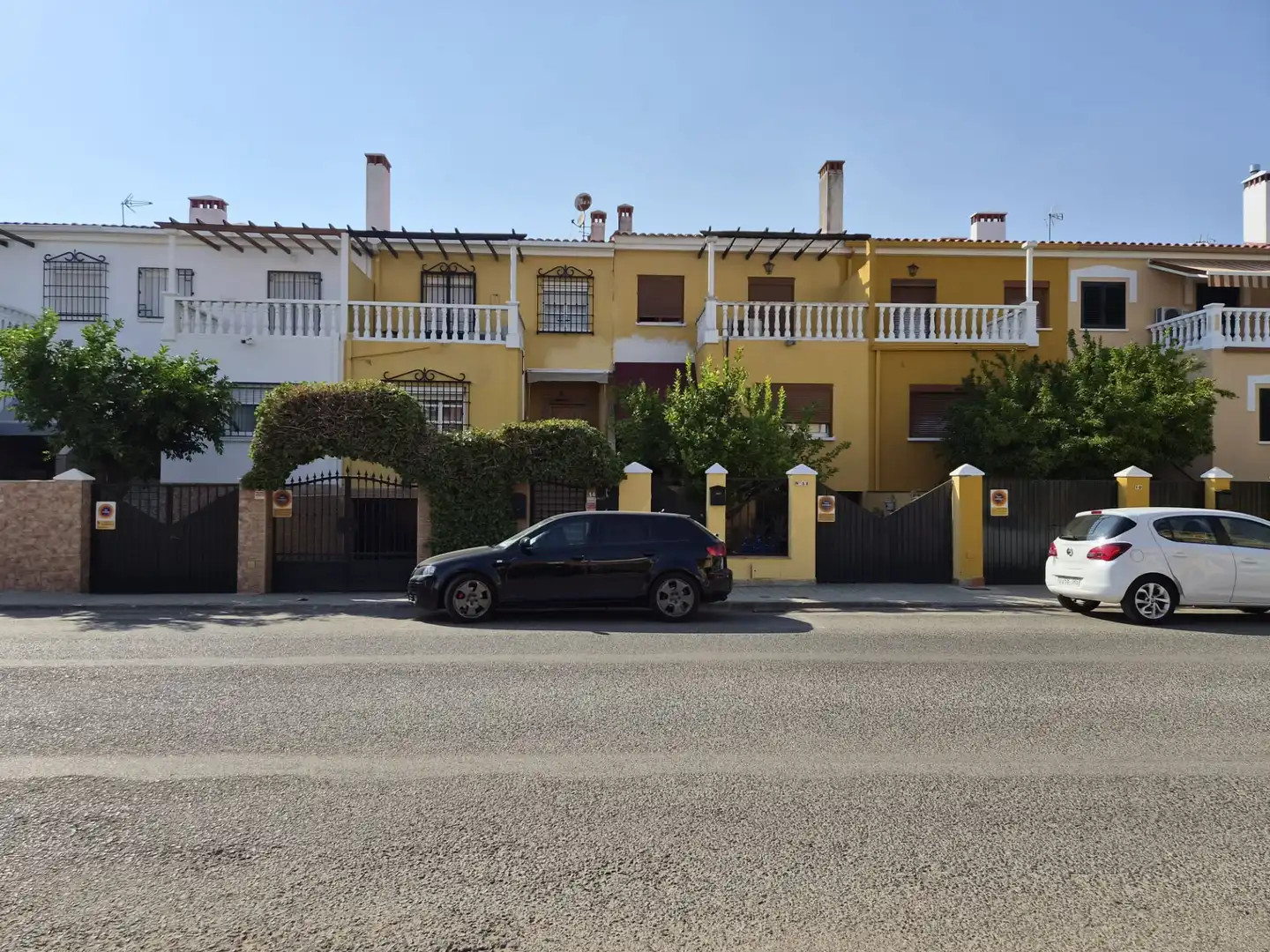 Außenansicht von Einfamilien-Reihenhaus zum Verkauf in Almendralejo mit Klimaanlage, Heizung und Terrasse
