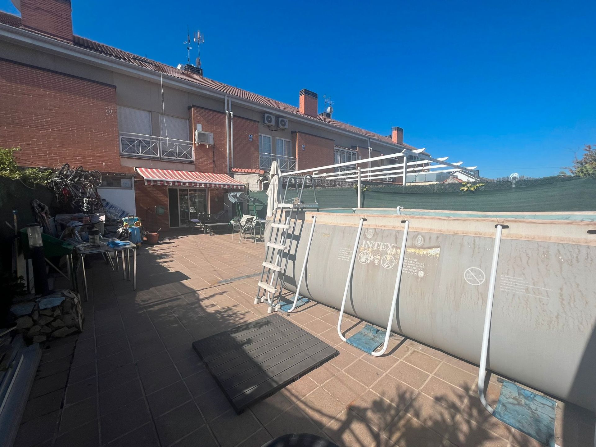 Piscina de Casa adosada en venda en Parla amb Aire condicionat, Calefacció i Jardí privat