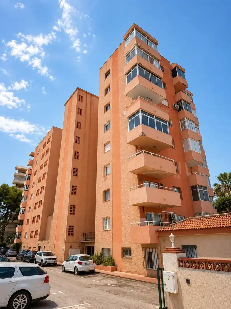 Vista exterior de Estudio de alquiler en Benalmádena con Amueblado, Balcón y Piscina comunitaria