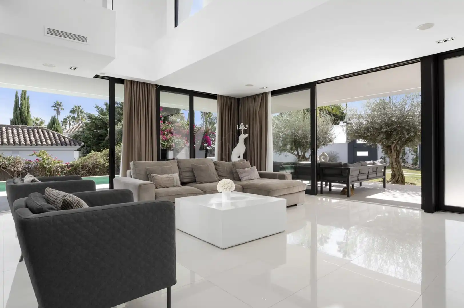 Living room of Houses for rent in Marbella  with Air Conditioner, Private garden and Swimming Pool