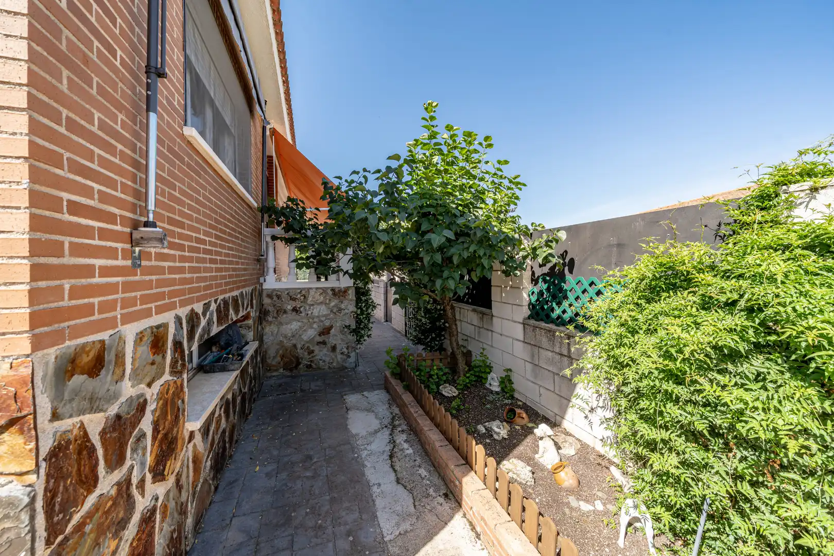 Vista exterior de Casa o chalet en venta en Chiloeches con Aire acondicionado, Calefacción y Jardín privado