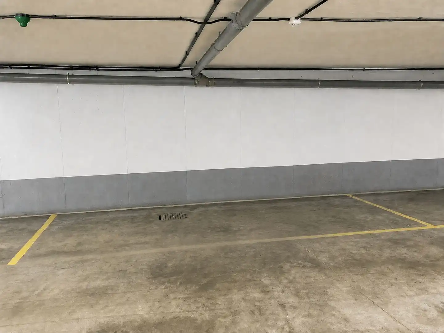 Parkplatz von Maisonette zum Verkauf in Donostia - San Sebastián  mit Heizung, Privatgarten und Terrasse