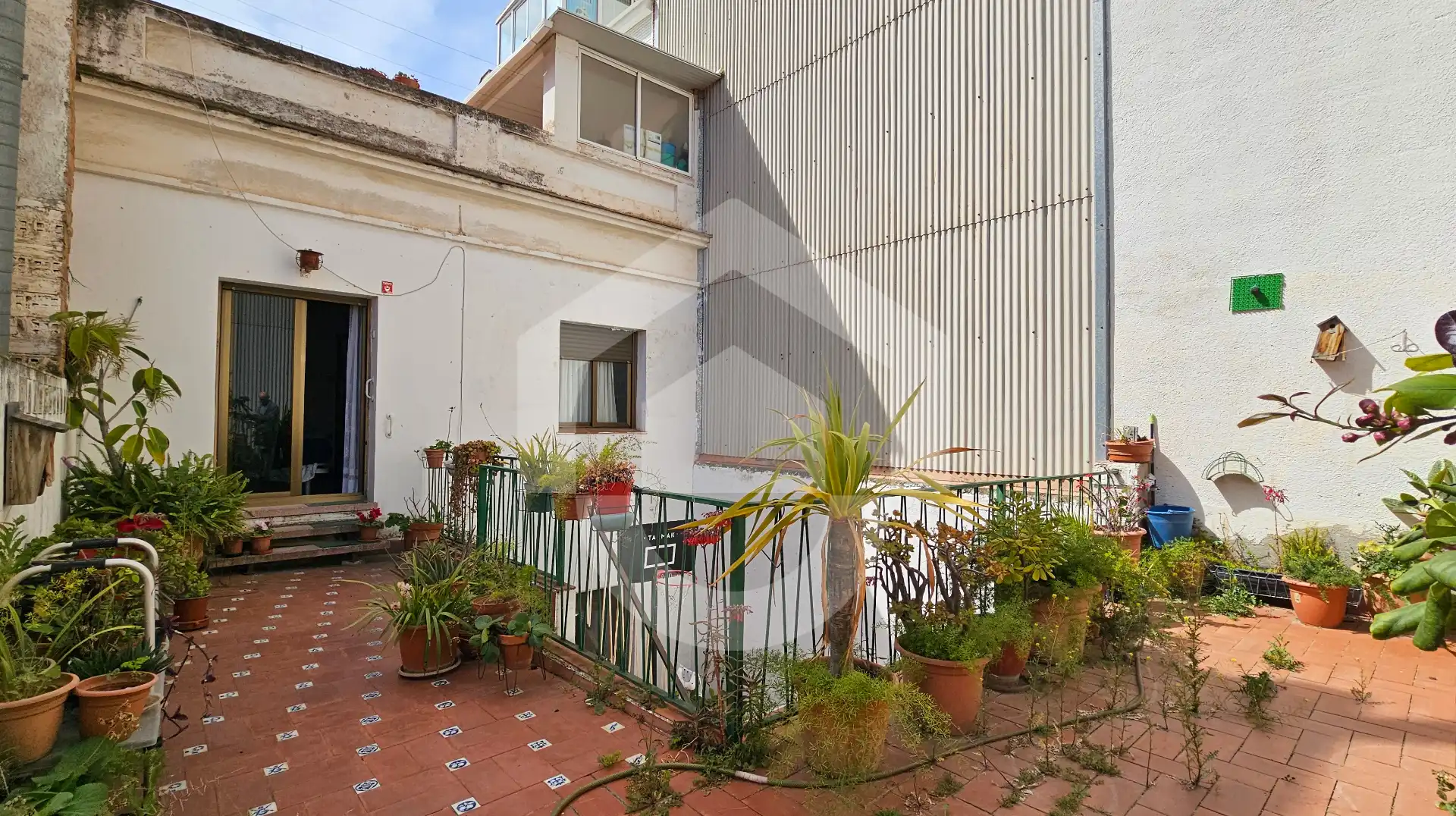 Exterior view of Houses for sale in  Barcelona Capital  with Terrace and Furnished