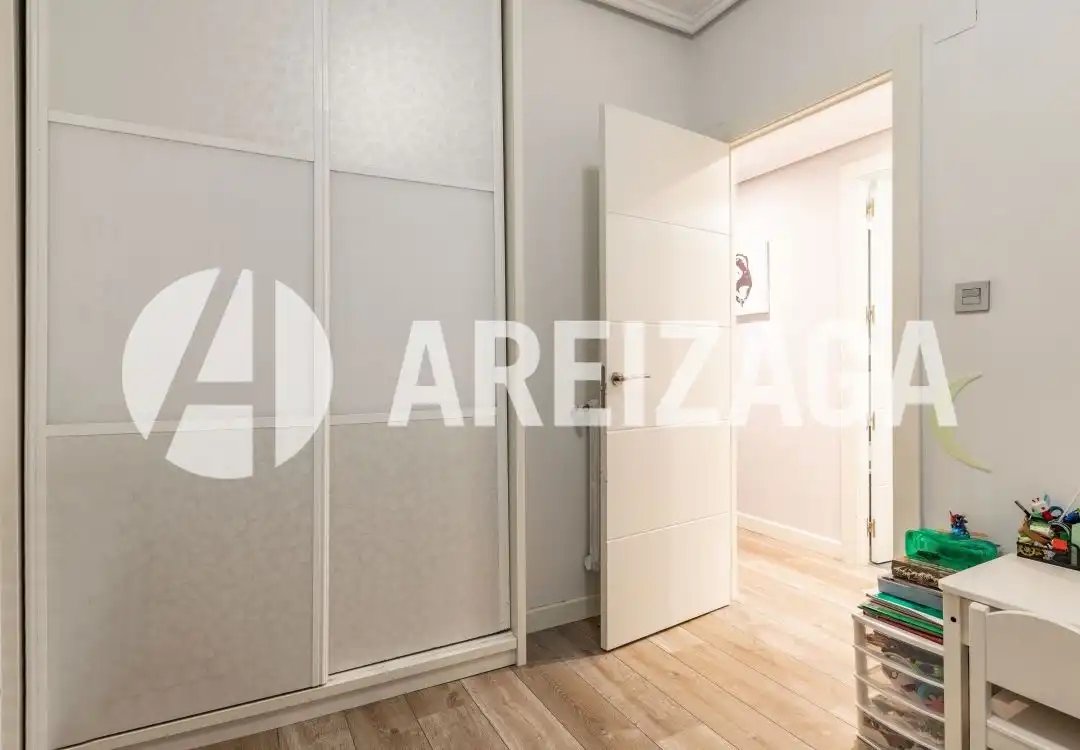 Habitación de Piso en venta en Donostia - San Sebastián  con Calefacción, Terraza y Balcón