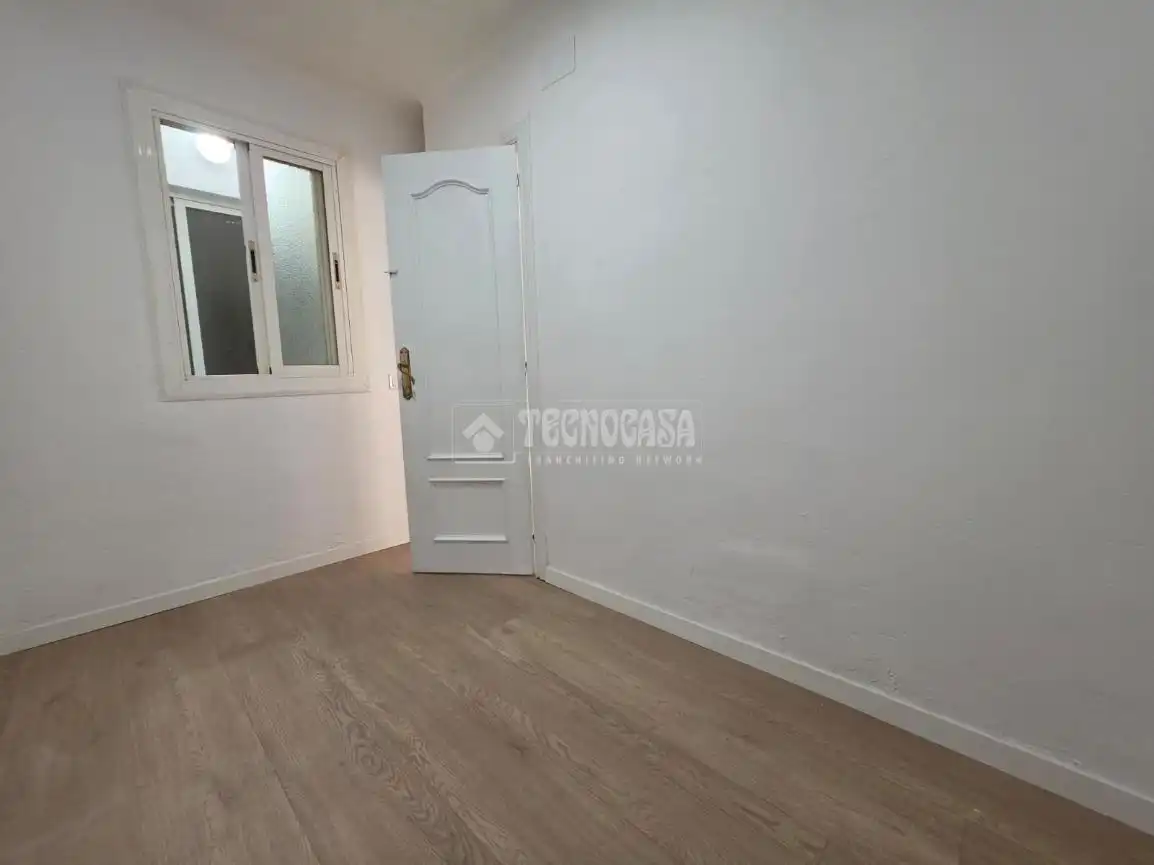Dormitori de Pis en venda en Santa Coloma de Gramenet amb Parquet i Terrassa