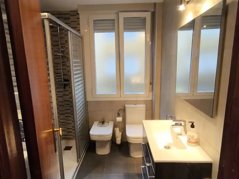 Bathroom of Flat for share in  Logroño  with Heating, Parquet flooring and Furnished