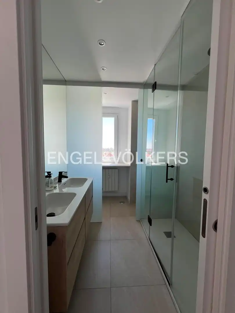 Bathroom of Flat for rent in Madrid  with Air Conditioner, Heating and Parquet flooring