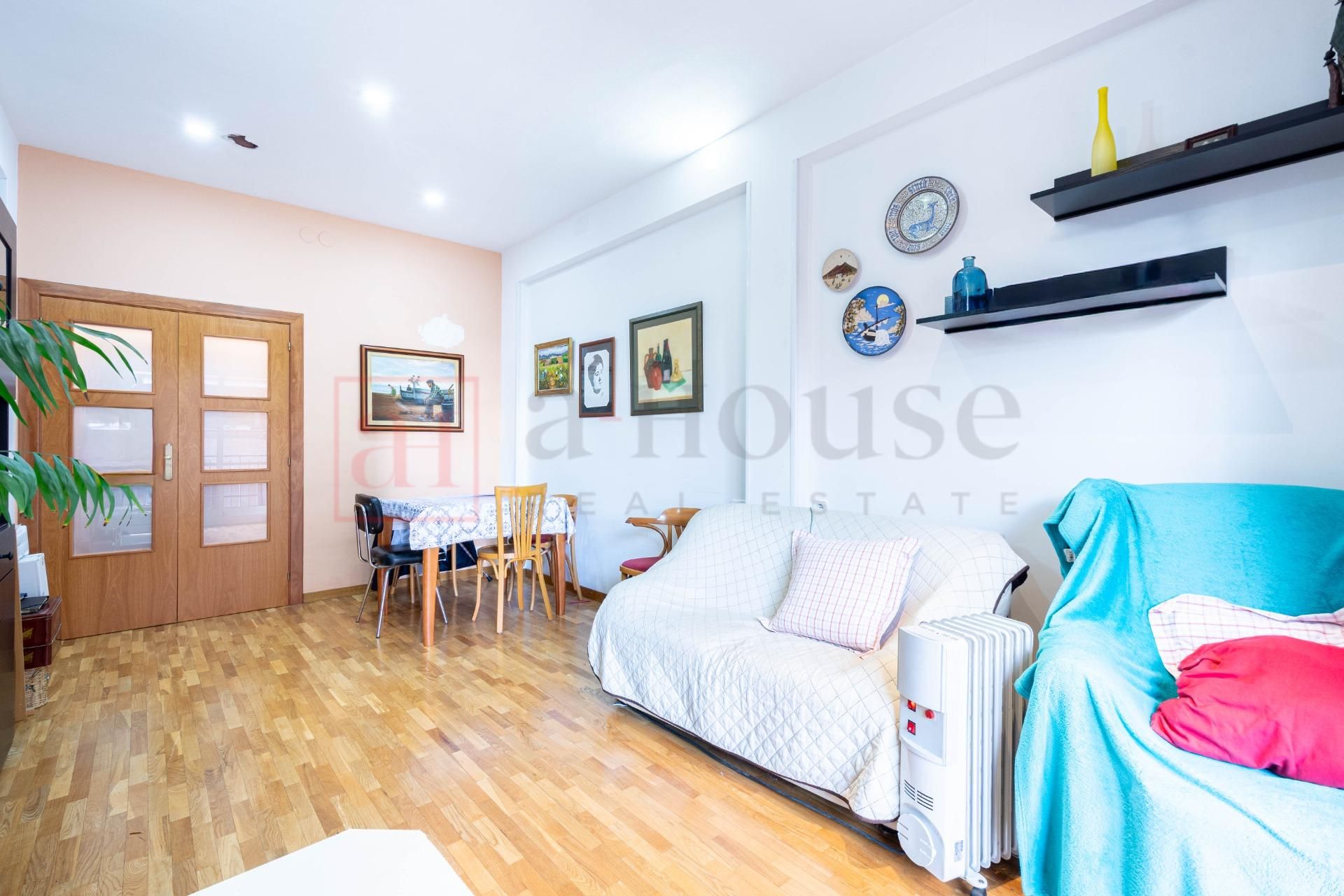 Exterior view of Flat for sale in  Barcelona Capital  with Air Conditioner, Heating and Parquet flooring