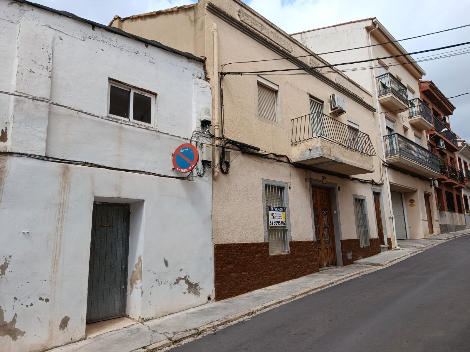 Vista exterior de Casa adosada en venda en Buñol amb Terrassa i Moblat