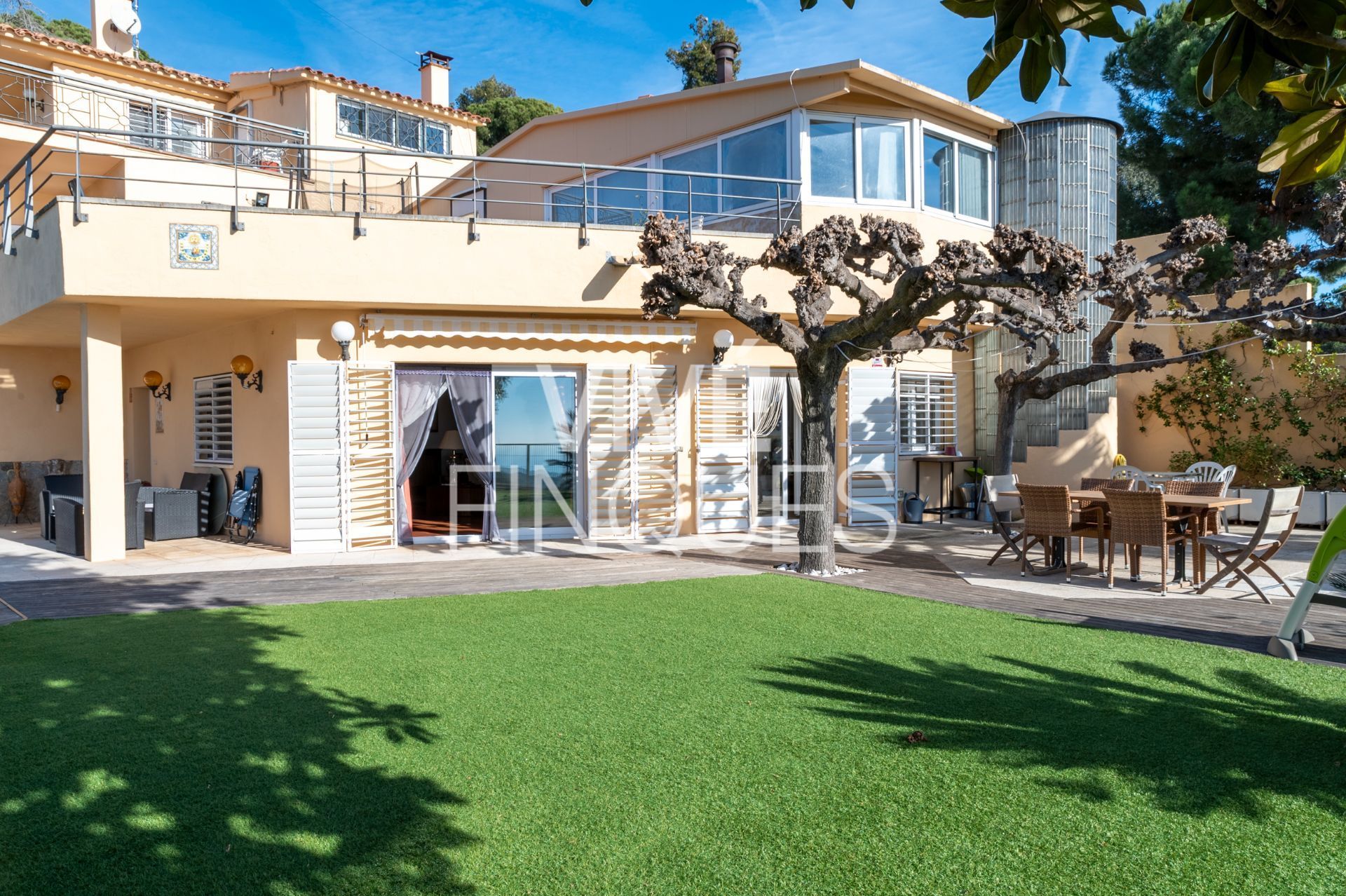 Vista exterior de Casa o xalet en venda en Mataró amb Aire condicionat, Calefacció i Terrassa