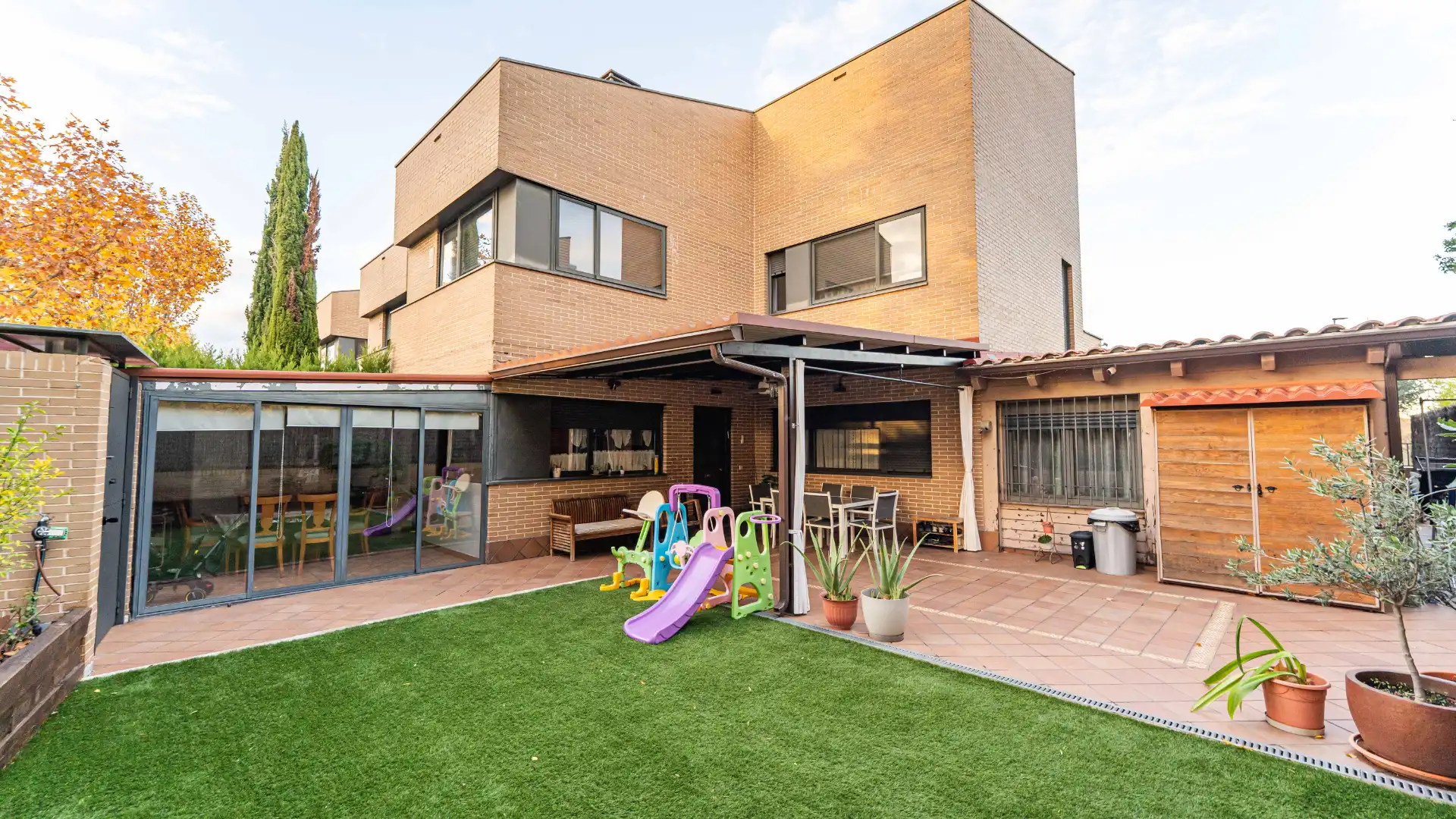 Vista exterior de Casa adosada en venta en Arroyomolinos (Madrid) con Aire acondicionado, Calefacción y Terraza