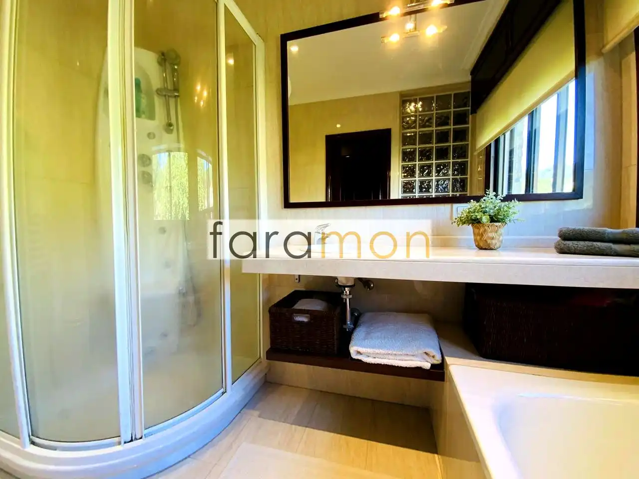 Bathroom of Houses for sale in Vigo   with Private garden, Parquet flooring and Terrace