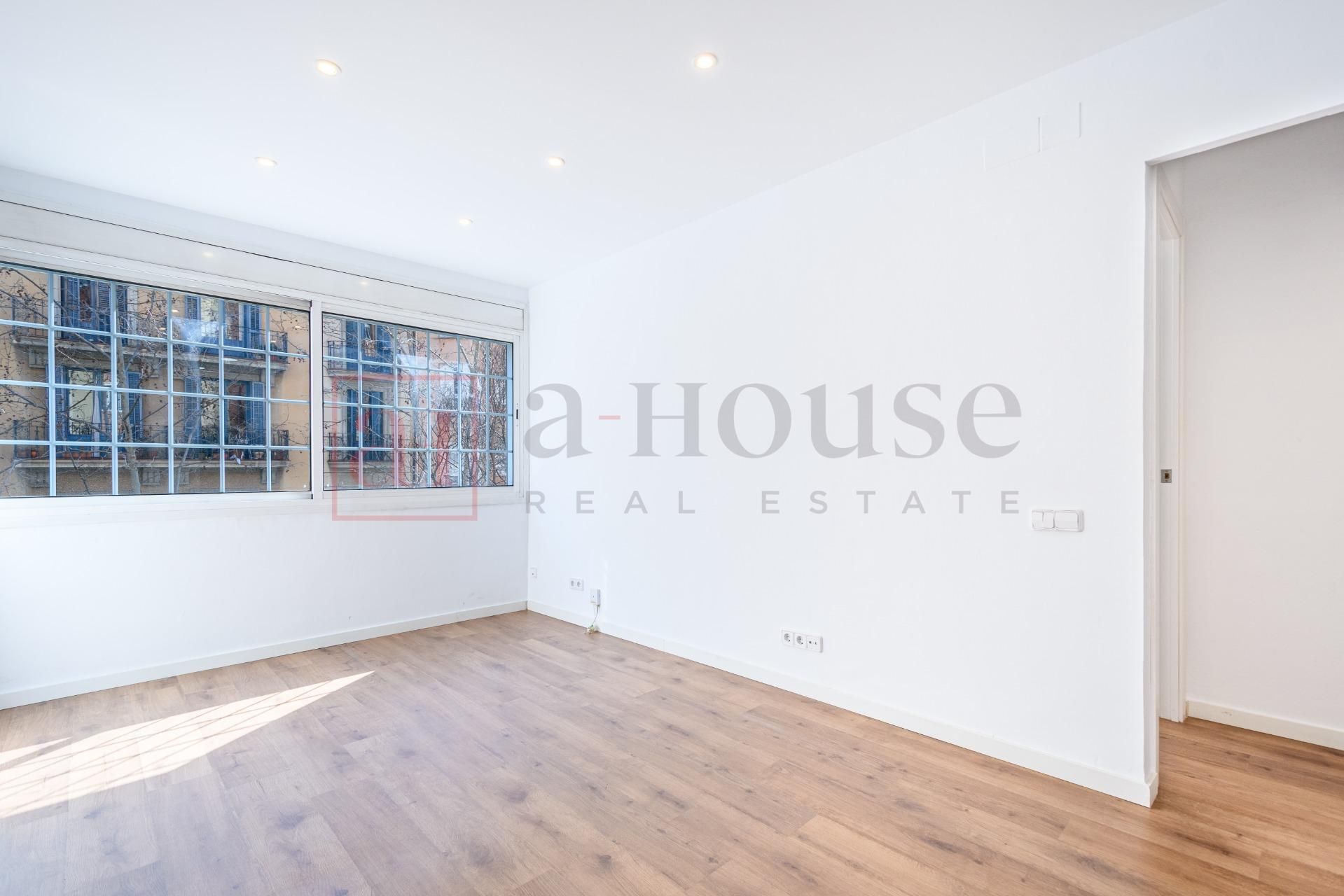 Flat for sale in  Barcelona Capital  with Air Conditioner, Private garden and Parquet flooring