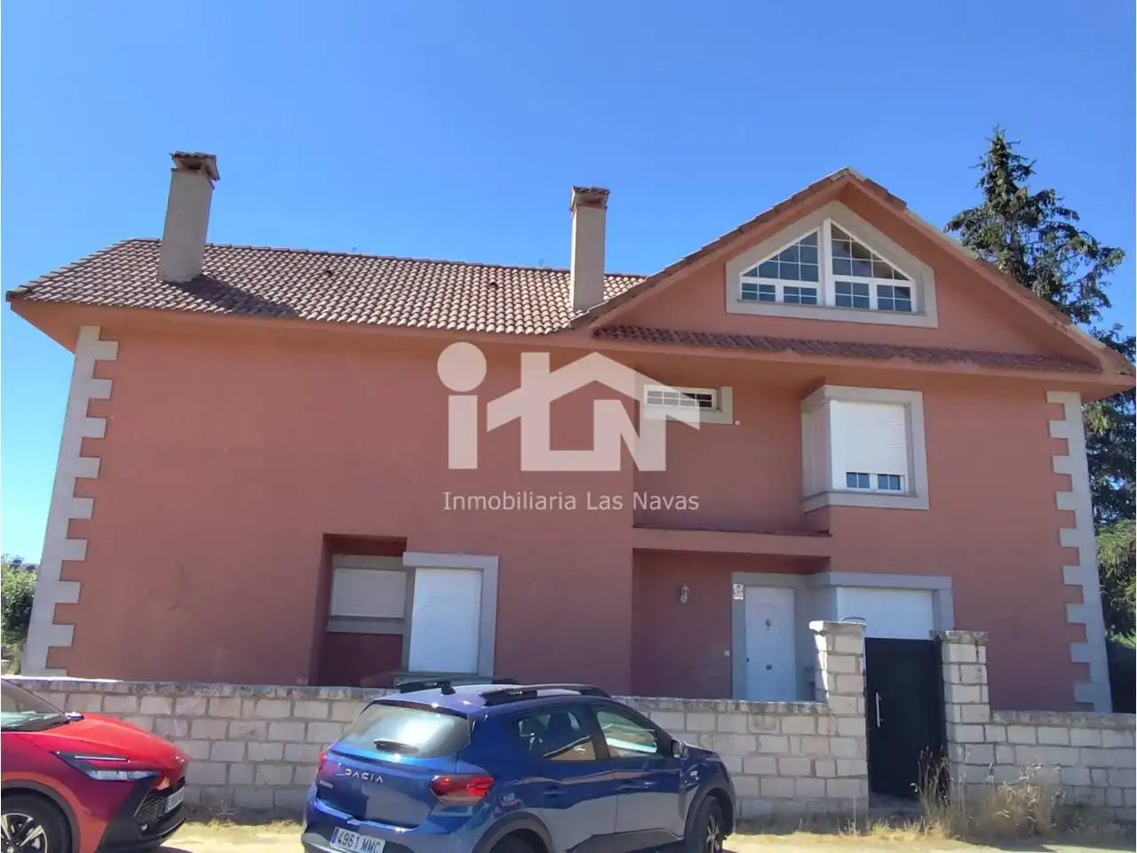 Vista exterior de Casa o xalet en venda en Las Navas del Marqués  amb Calefacció, Jardí privat i Terrassa