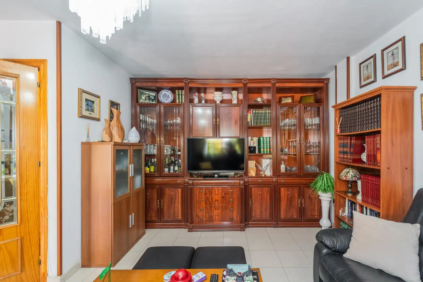 Wohnzimmer von Einfamilien-Reihenhaus zum Verkauf in Parla mit Klimaanlage, Heizung und Privatgarten