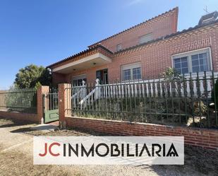 Vista exterior de Casa o xalet en venda en Cuenca de Campos amb Calefacció, Jardí privat i Terrassa