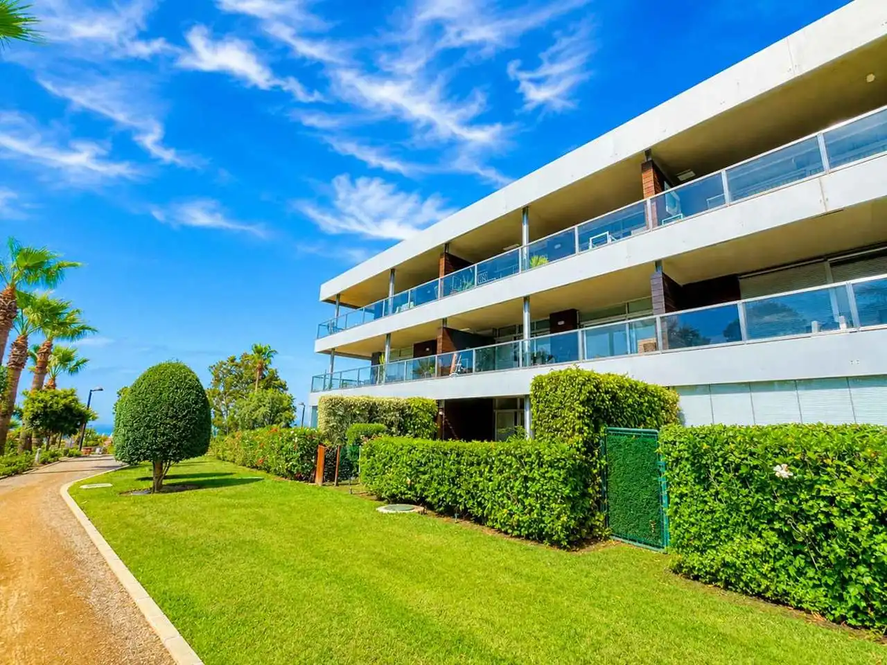 Außenansicht von Wohnungen zum Verkauf in Manilva mit Klimaanlage, Heizung und Terrasse
