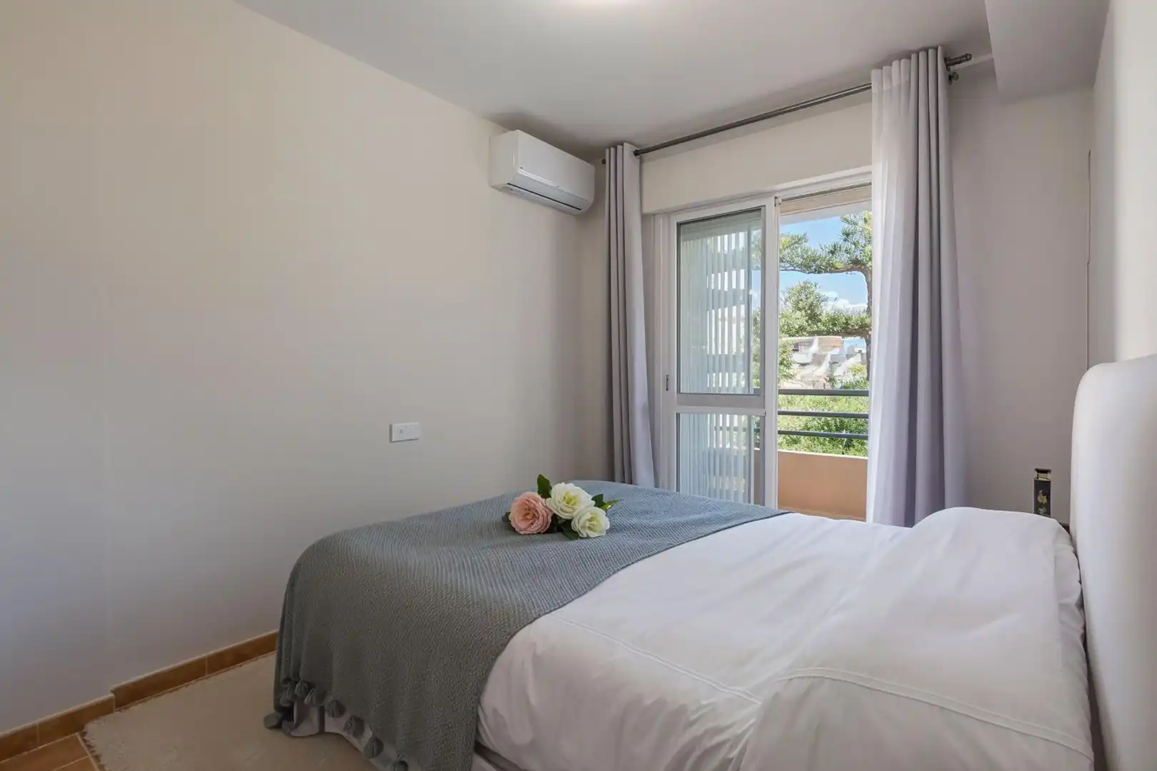 Schlafzimmer von Einfamilien-Reihenhaus zum Verkauf in Marbella mit Klimaanlage, Heizung und Privatgarten