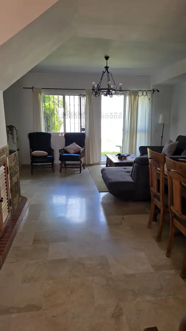 Sala d'estar de Casa adosada en venda en Marbella amb Jardí privat, Terrassa i Traster