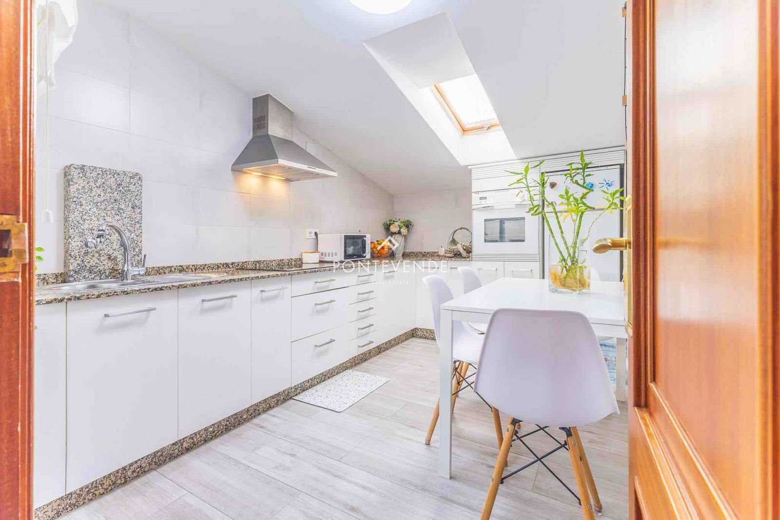 Cuina de Àtic en venda en Pontevedra Capital  amb Calefacció i Traster