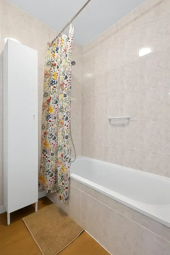 Badezimmer von Wohnung zur Miete in Torrevieja mit Klimaanlage, Schwimmbad und Balkon