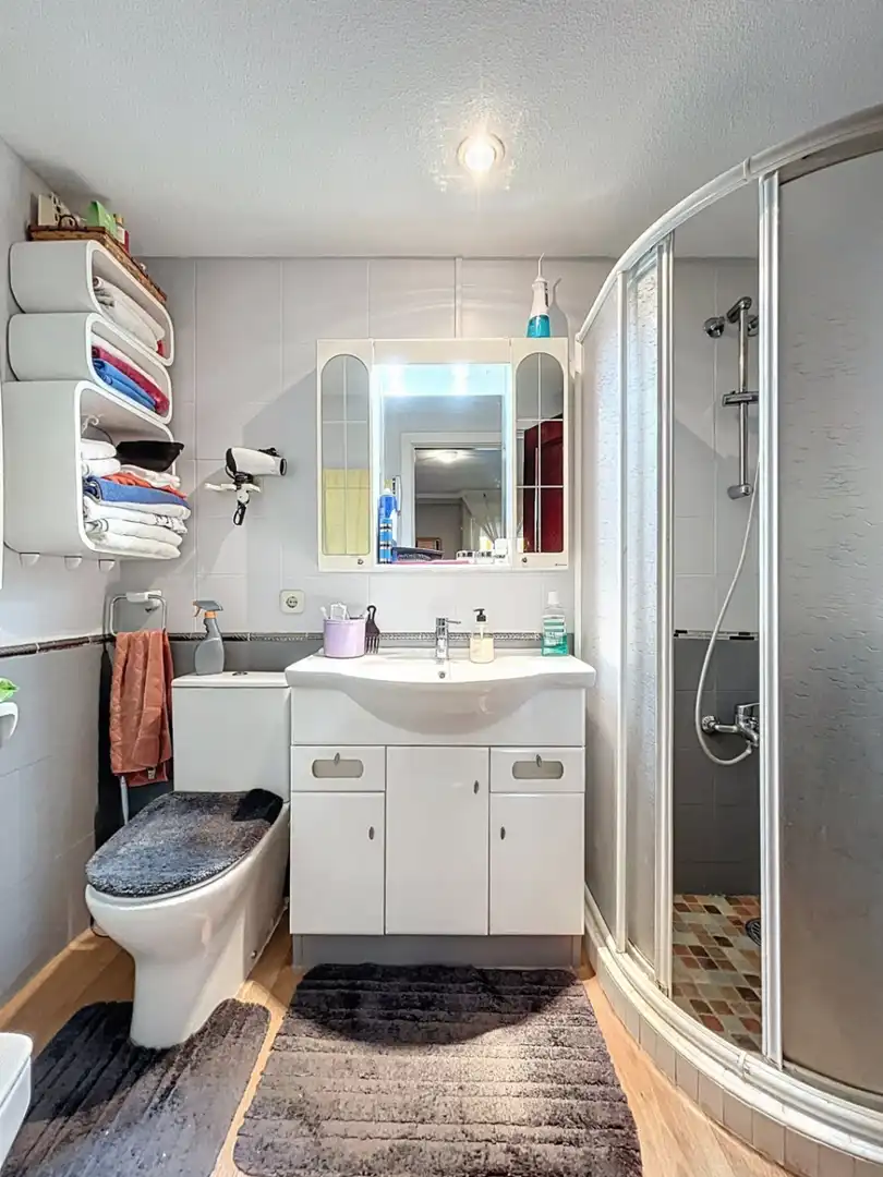 Badezimmer von Wohnung zum Verkauf in L'Alfàs del Pi mit Klimaanlage, Privatgarten und Schwimmbad