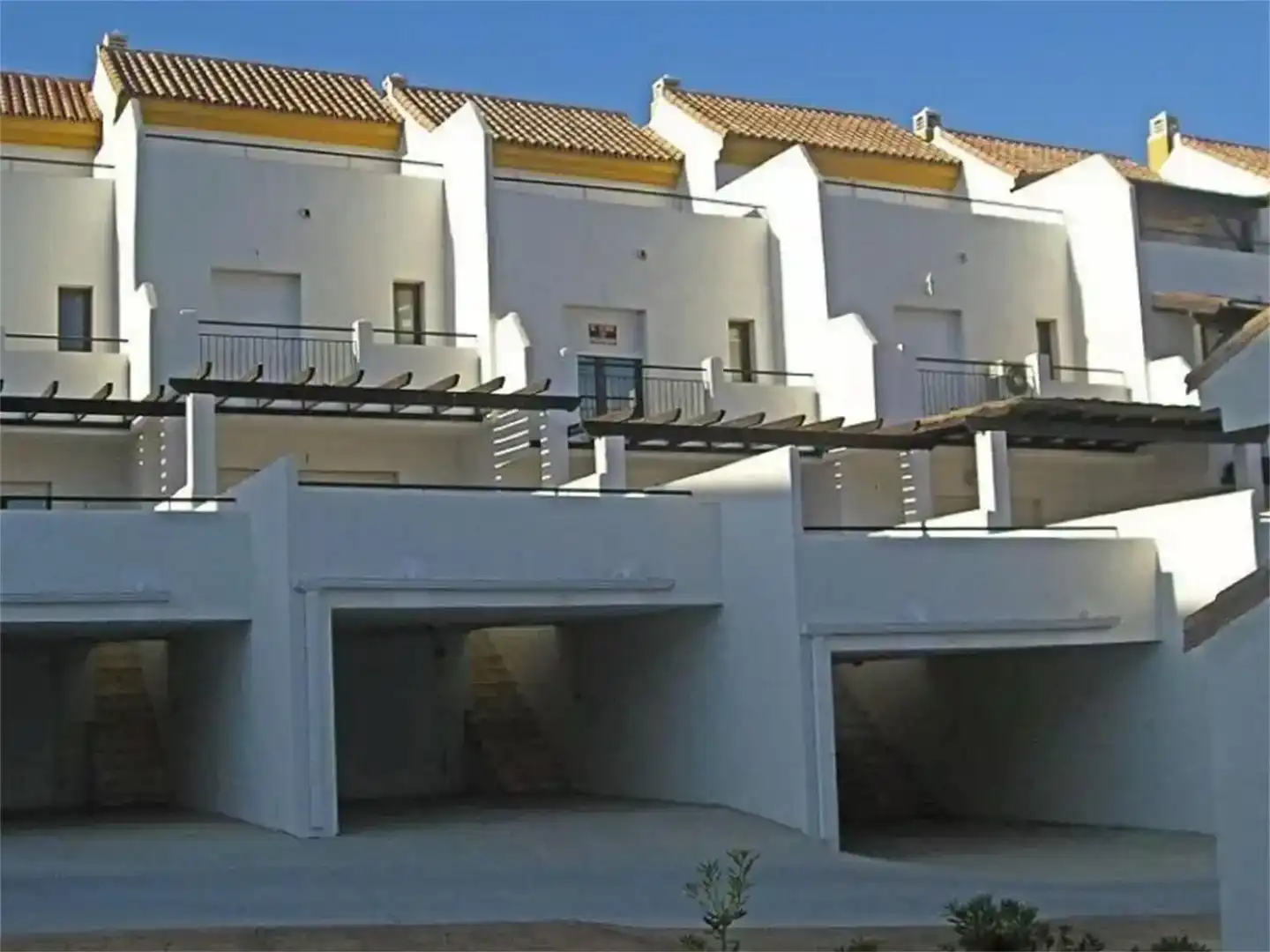 Vista exterior de Casa adosada en venda en Manilva amb Aire condicionat, Piscina i Balcó