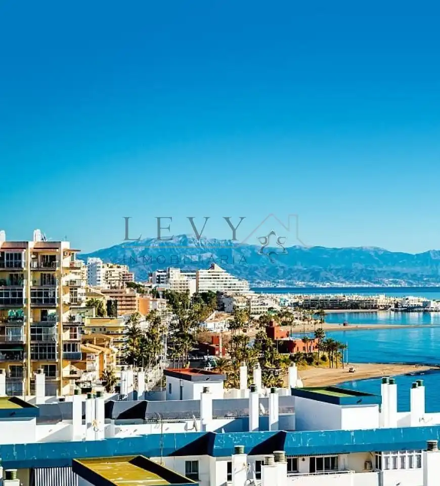 Vista exterior de Planta baixa en venda en Benalmádena amb Aire condicionat, Calefacció i Piscina