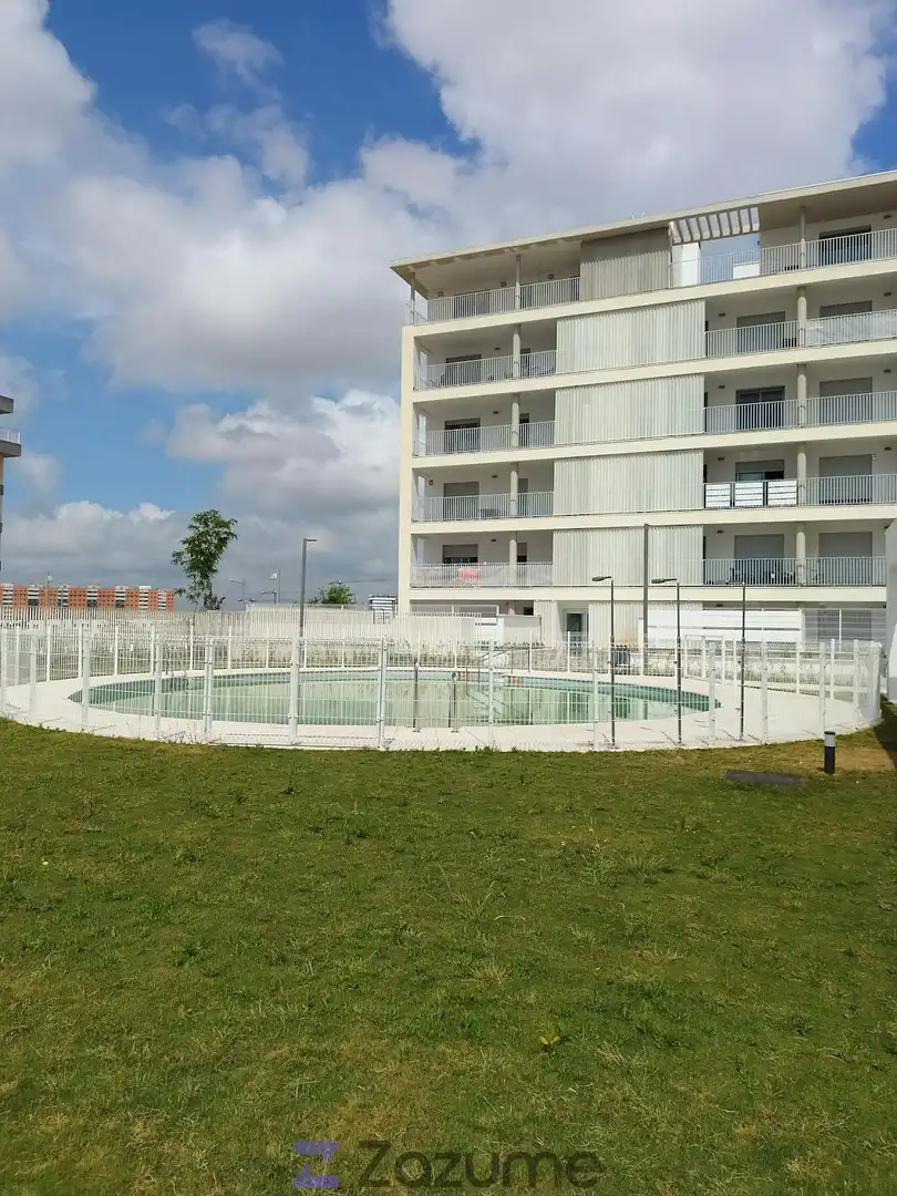 Schwimmbecken von Wohnung zur Miete in Dos Hermanas mit Klimaanlage, Heizung und Privatgarten